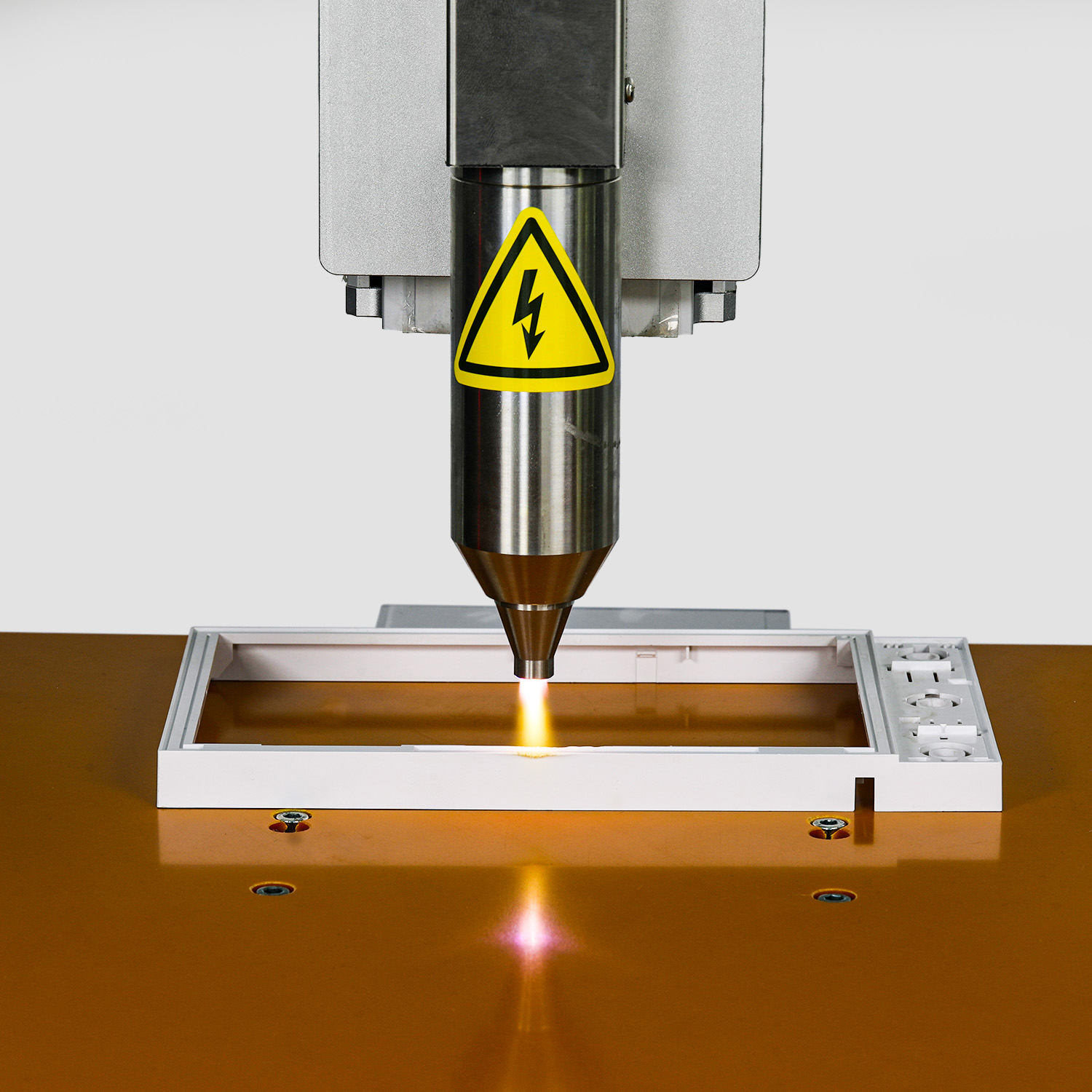 Plasma treatment machine processing metal with bright light emission